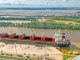 El puerto está cargando un buque con madera y el viernes llega otro para exportar harina de soja